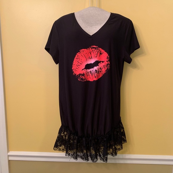 No Boundaries Tops - Shirt. No Boundaries “Kiss Lips” shirt with lace.